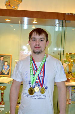 Фаррахов Азат - серебряный призер чемпионата России по пауэрлифтингу(спорт слепых)