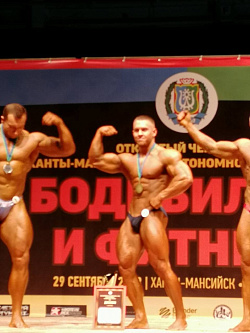 Брюхов Игорь - победитель в абсолютной категории в открытом чемпионате округа по бодибилдингу